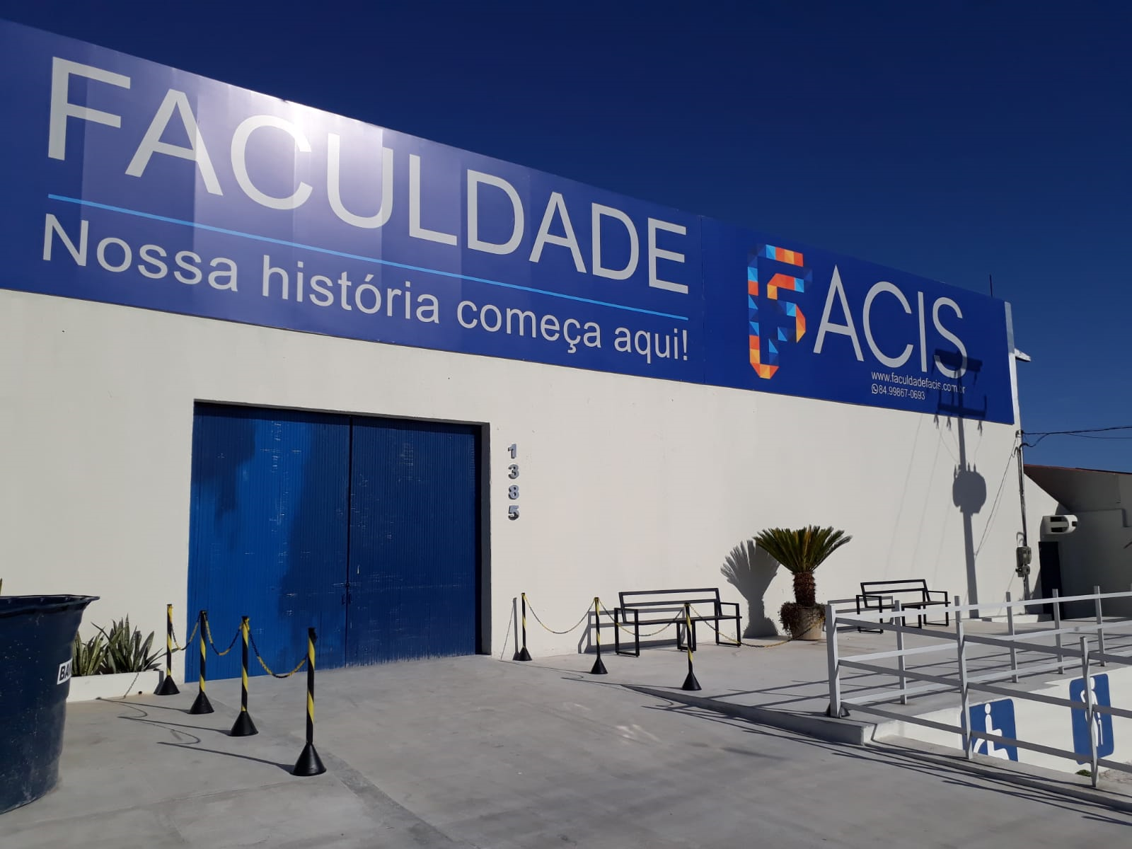 Fachada da Faculdade FACIS
